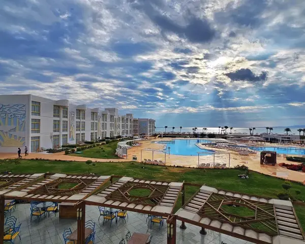 Hotel z basenami i widokiem na morze. Idealne miejsce na wakacje, gdzie temperatura wody w Marsa Alam zachęca do kąpieli.