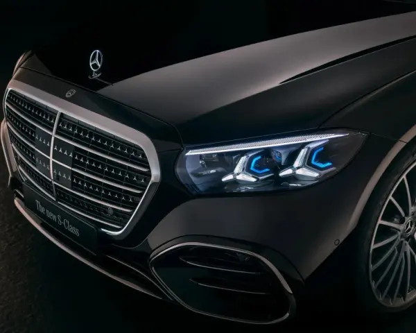 Nowy Mercedes S-Class z charakterystyczną atrapą chłodnicy i nowoczesnymi światłami LED.