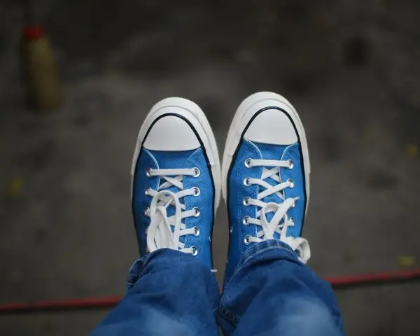 Niebieskie trampki z białymi sznurówkami i podeszwą. Czy na Zalando są oryginalne buty? Tak, można tam znaleźć autentyczne modele.