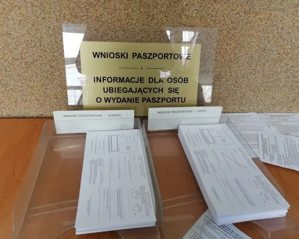 Wnioski paszportowe w Toruniu. Informacje dla osób ubiegających się o wydanie paszportu, formularze dla dorosłych i dzieci.