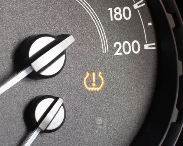 Spia del sistema TPMS accesa sul cruscotto, indica un problema di pressione pneumatici.