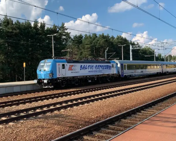 Pociąg Baltic Express PKP Intercity na trasie Warszawa-Wiedeń stoi na stacji.