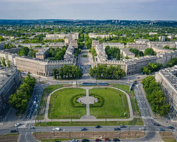 Plac Centralny w Nowej Hucie, socrealistyczna architektura i zieleń. Idealne miejsce, by zobaczyć, co oferuje ta część Krakowa.