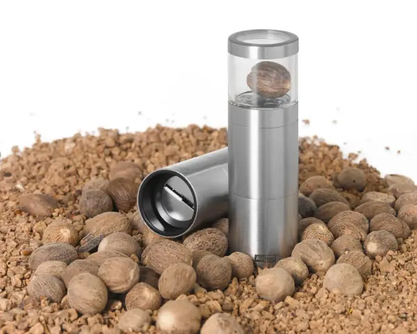 Edle Muskatnussmühle mit ganzen Muskatnüssen und zerkleinertem Gewürz. Perfekt für leckere senfsaat rezepte.
