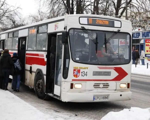 Autobus linii nr 2 z numerem 134 i napisem "Żyrzyn" na tablicy, z pasażerami wsiadającymi w zimowy dzień.