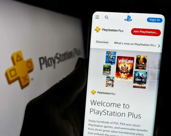 Przeglądanie katalogu gier PS Plus Extra na smartfonie, z widocznym logo PlayStation Plus na tle.