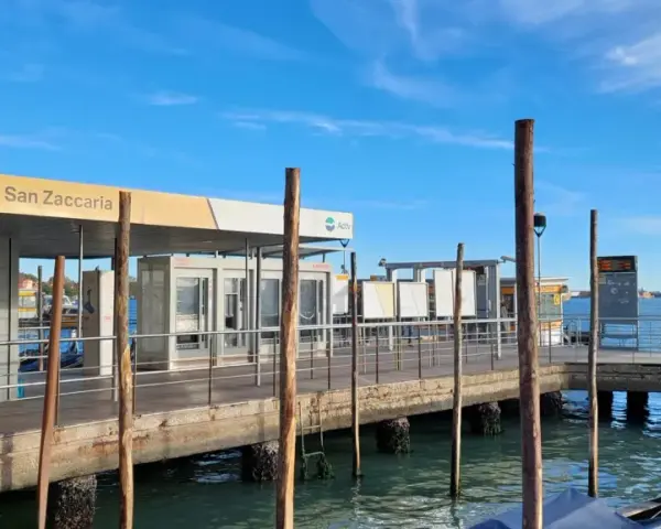 Stazione San Zaccaria, punto di partenza per il vaporetto verso il Lido di Venezia. Giornata limpida con cielo azzurro.