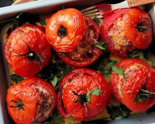 Pomodori ripieni freddi, gustosi e colorati, pronti per essere gustati in una giornata calda.