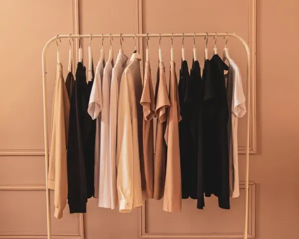 Perchero con ropa neutra, ideal para empezar a definir cómo encontrar tu estilo personal.