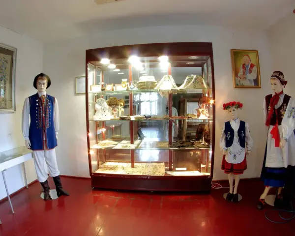 W muzeum kaszubskim prezentowane są tradycyjne stroje i rękodzieło. Manekiny w ludowych strojach stoją obok gablot z eksponatami.