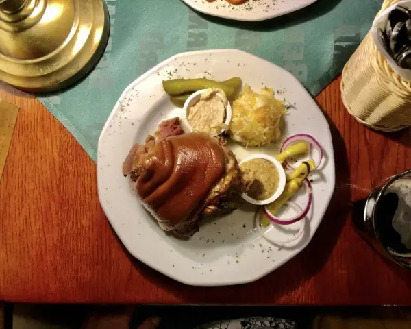 Gdzie zjeść golonkę? Najlepsze restauracje w Krakowie i więcej