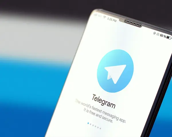Ekran smartfona z logo Telegram i napisem "The world's fastest messaging app. It is free and secure." - czy telegram jest bezpieczny?