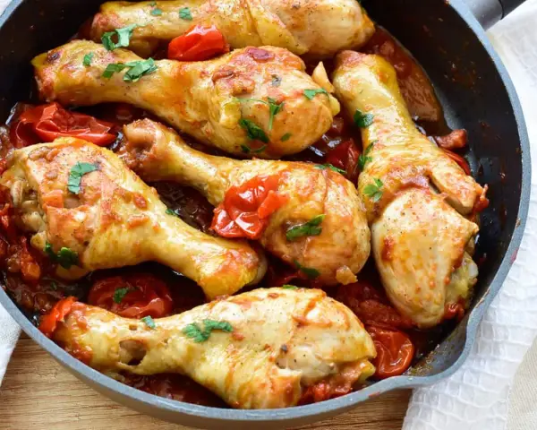 Pollo alla cacciatora ricetta napoletana in padella con pomodorini e prezzemolo. Un piatto succulento e profumato.