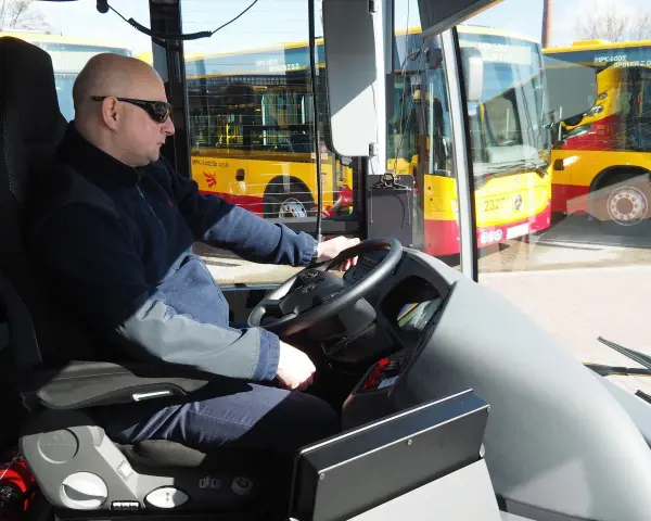 Kierowca autobusu MPK Łódź za kierownicą. Zastanawiasz się, ile zarabia kierowca autobusu turystycznego?