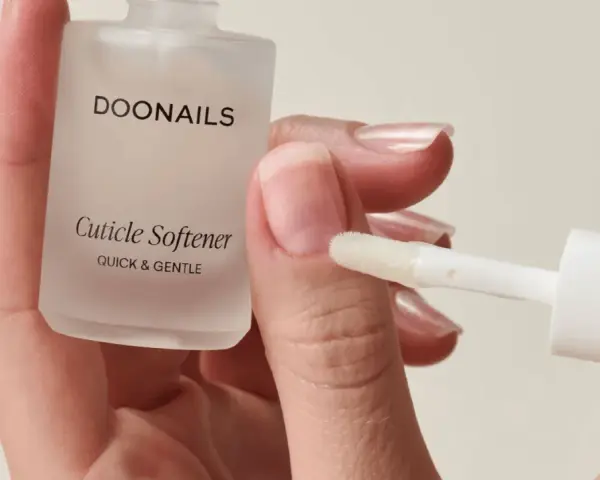 Mani curate con il Cuticle Softener DOONails: scopri come rimuovere le cuticole in modo naturale per unghie perfette.