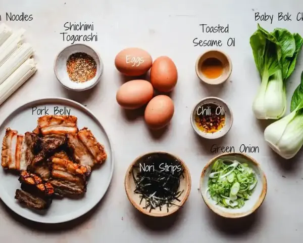 Składniki do shoyu ramen: makaron, boczek, jajka, pak choi, nori, cebulka, shichimi togarashi, olej sezamowy i chili.