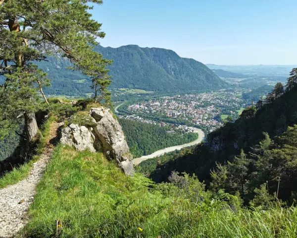 Wanderweg zum Predigtstuhl mit Blick auf Stadt und Fluss.
