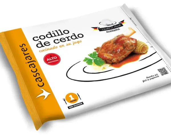 Paquete de codillo de cerdo cocinado en su jugo, con guarnición de patatas y perejil.