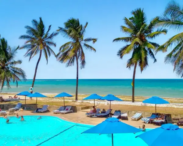 Rajskie wakacje na Kenii: basen, palmy i ocean. Idealne miejsce na wycieczki i relaks.