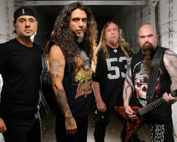Les membres de Slayer posent ensemble, prêts à déchaîner leur son légendaire.