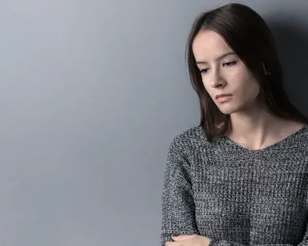 Czy fobia społeczna to choroba psychiczna? Poznaj objawy i skutki
