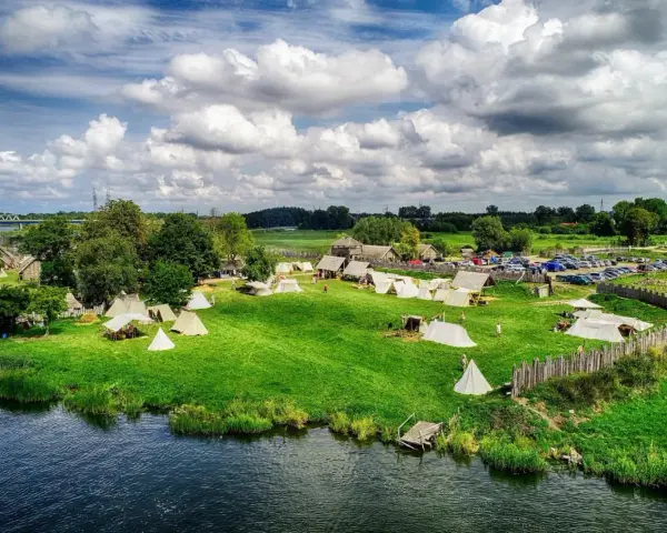 Wolin: Atrakcje od klifów po skanseny. Planuj z nami!