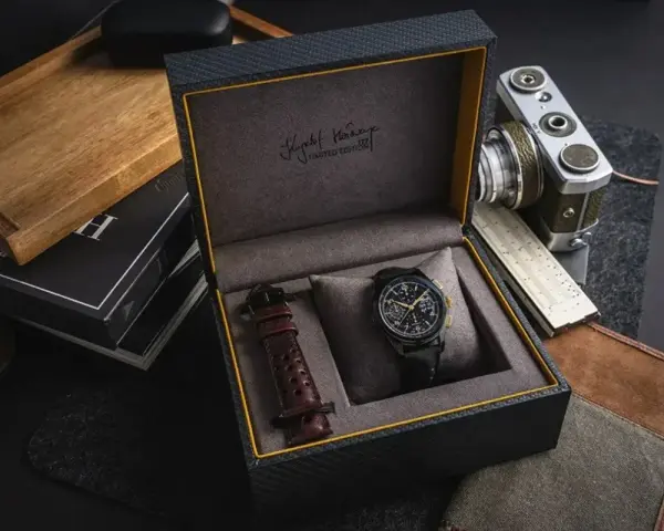 Elegancki chronometr co to? Zestaw z limitowanej edycji z zegarkiem, dodatkowym paskiem, aparatem i suwmiarką.