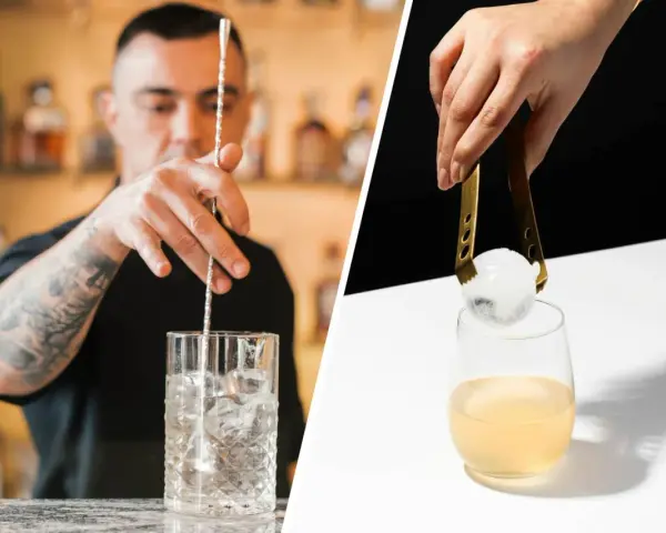 Barman miesza drink z kruszonym lodem, a obok ręka dodaje do drinka kulę lodu.