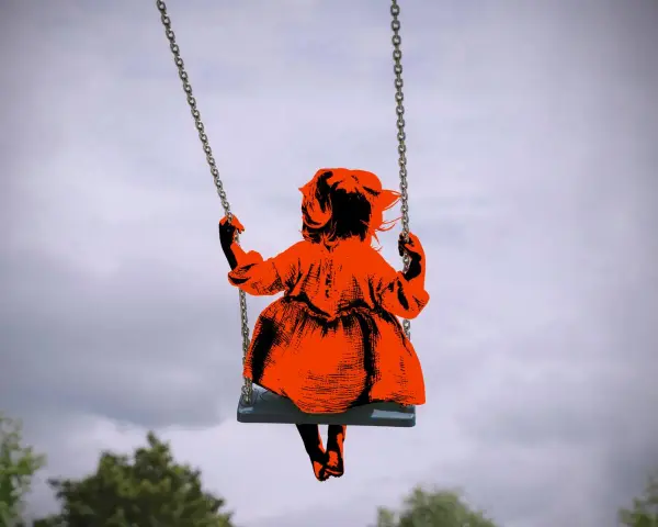 Ein orangefarbenes Kind schaukelt allein im Himmel. Es fühlt sich, als wäre ein Kind verloren.