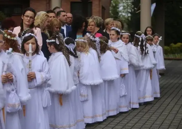 Pierwsza komunia święta ile lat? Odkryj, kiedy dziecko jest gotowe