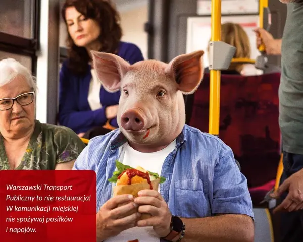 Gruba świnia z kanapką w ręku siedzi w autobusie obok starszej pani. Komunikat przypomina, że transport publiczny to nie restauracja.