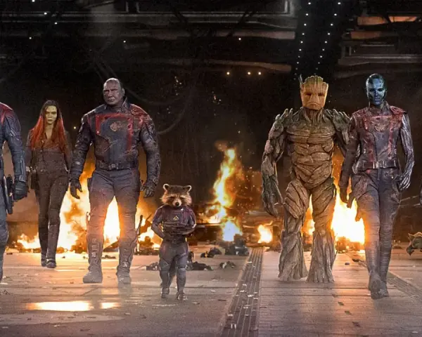 Strażnicy Galaktyki: Volume 3 obsada – Star-Lord, Gamora, Drax, Rocket, Groot, Nebula i Mantis idą przez płonące ruiny.