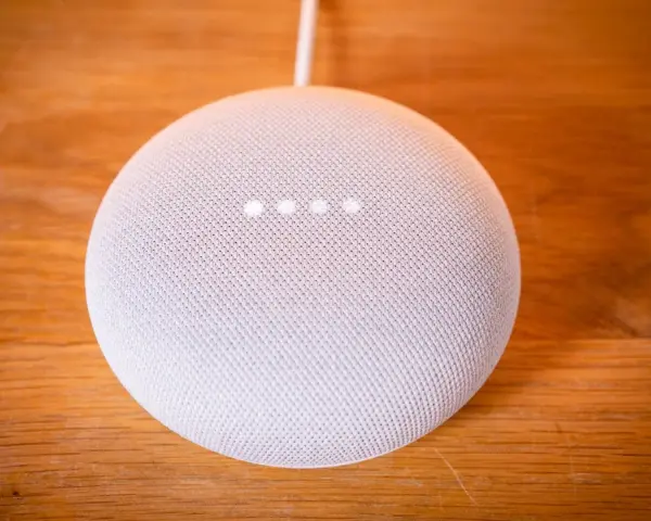 Google Nest Mini mit leuchtenden Punkten, bereit für einen google nest mini reset.
