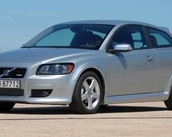 Srebrne Volvo hatchback z charakterystycznym tyłem, zaparkowane na zewnątrz.