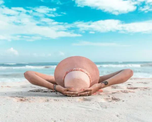 Relaks na plaży, idealny na gorące wyjazdy z Polski. Słońce, piasek i szum fal.