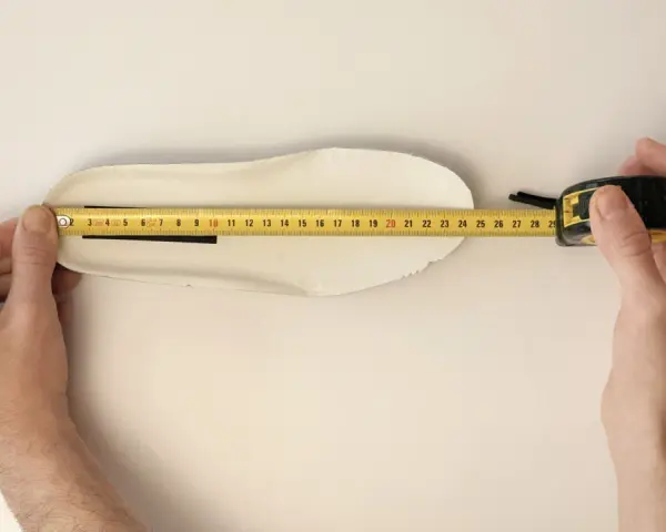 Misura la soletta per capire come devono calzare i sandali.