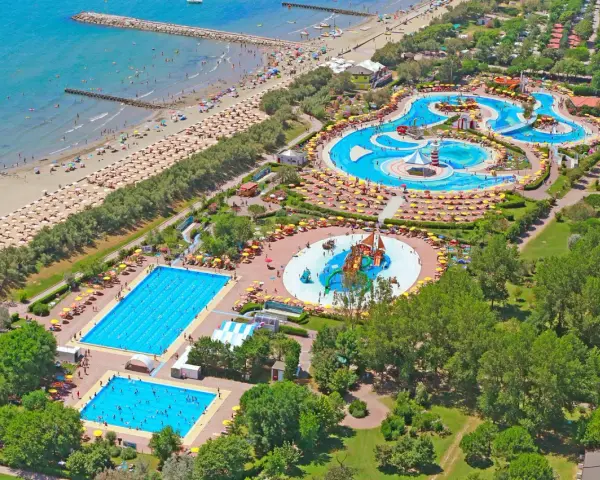Rajski camping nad morzem z basenem pełnym atrakcji. Słońce, plaża i wodne szaleństwo dla całej rodziny.