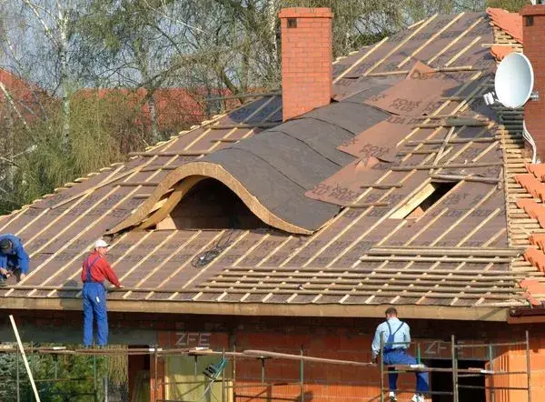 Ile zarabia dekarz na Dolnym Śląsku? Zaskakujące fakty o wynagrodzeniach