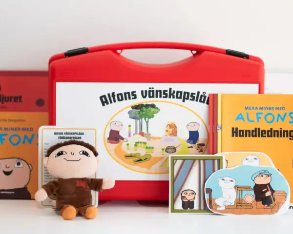 Alfons Åberg pyssel med böcker, en mjukis och en röd låda med illustrationer. Perfekt för små fans!