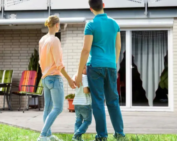 Ehepaar mit Kind vor neuem Haus. Unterschiedliches Eigenkapital beim Hauskauf?