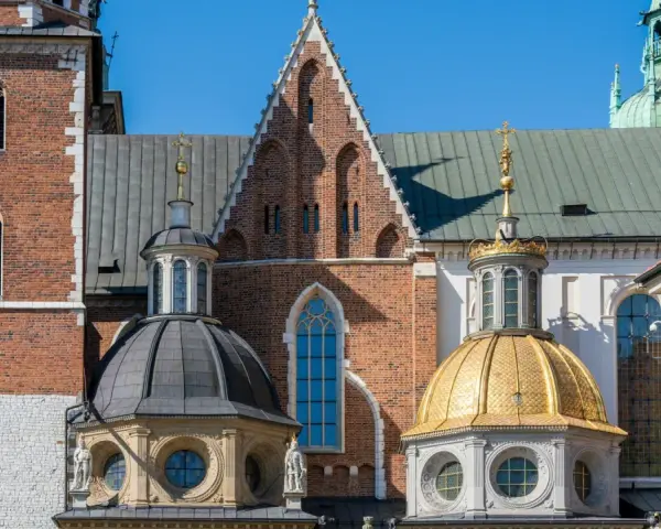 Wawel, jeden z najpiękniejszych zamków w Małopolsce, z charakterystycznymi kopułami i ceglaną wieżą.