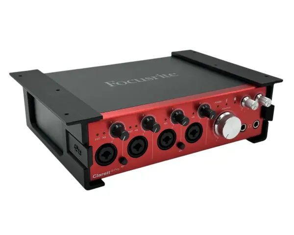 Czerwony interfejs audio Focusrite Clarett+ 4Pre z czarnymi uchwytami i pokrętłami, gotowy do nagrywania.
