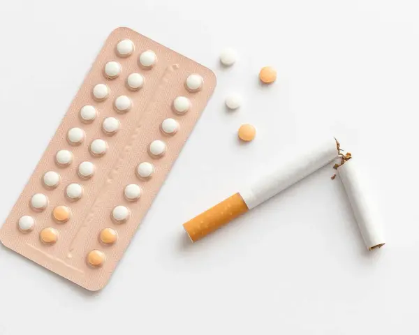 Verpackung mit Pillen und zerbrochene Zigarette. Vorsicht bei rauchen bei thrombosespritzen.