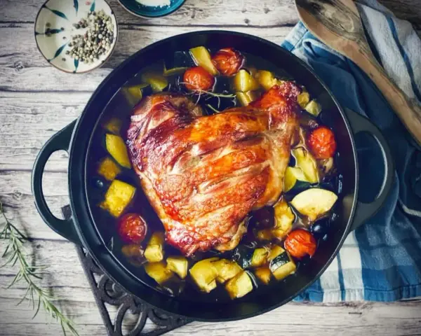 Knusprige putenoberkeule im Bräter mit Gemüse, perfekt für ein festliches Essen.