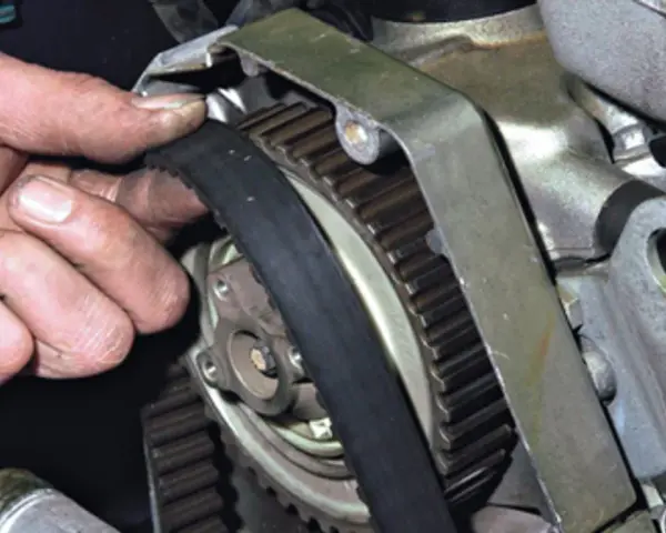 Mechanik sprawdza pasek rozrządu. Czas wymiany rozrządu zależy od modelu auta.
