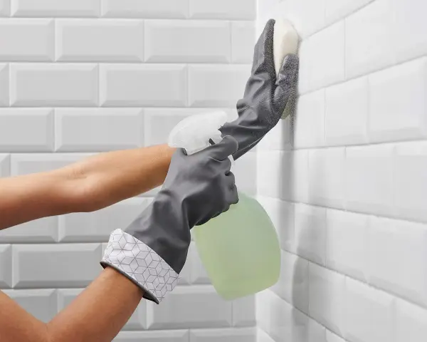 Jak usunąć kamień z kafelek - skuteczne metody na limescale