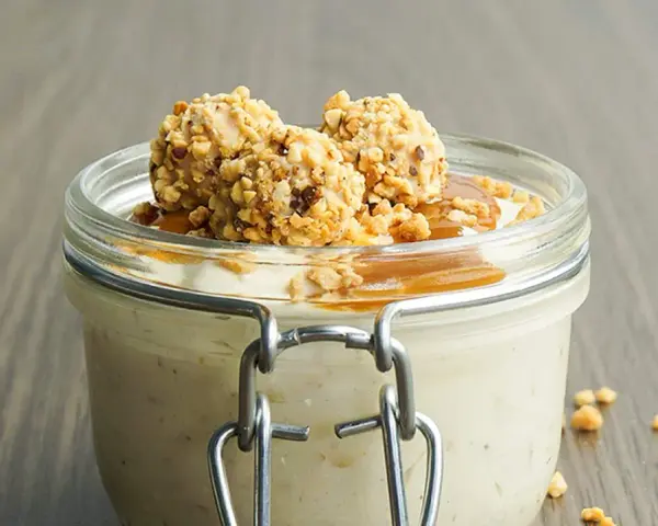 Cremiges Giotto Eis im Glas, garniert mit Karamell und gehackten Nüssen. Ein süßer Genuss!