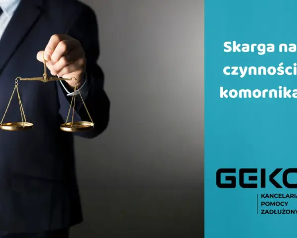 Prawnik w garniturze trzyma wagę sprawiedliwości. Tekst: "Skarga na czynności komornika". Pomoc w ograniczeniu zajęcia komorniczego.