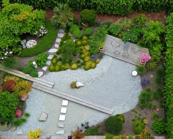 Ein moderner japanischer Garten mit Kieswegen, Holzdecks und üppiger Bepflanzung. Tolle tipps zur gartengestaltung für eine ruhige Oase.