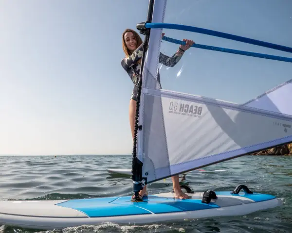 Deska windsurfingowa: Jak dobrać, by szybko pływać i nie żałować?